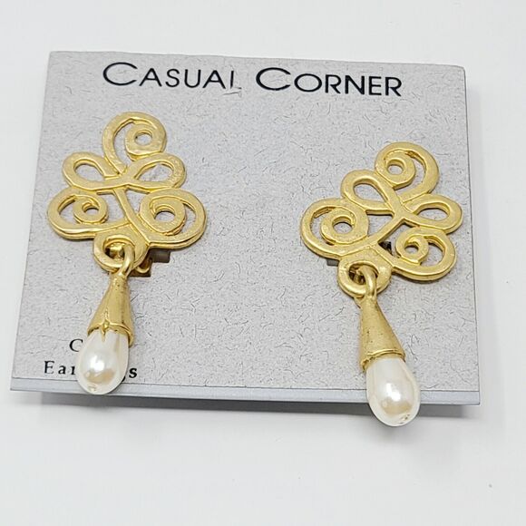 Vintage Causal Corner Abstract Gold Tone Clip-On Earrings NOS Faux Pearl Drop - Picture 1 of 3